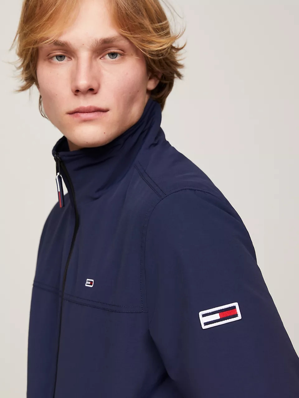 Cazadora DM0DM15382 TOMMY JEANS 6 - Tienda multimarca de moda - Escolano Moda Cazadora DM0DM15382 TOMMY JEANS - Imagen 6